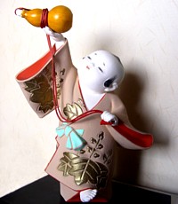 мальчик с тыквой-горлянкой в руке , японская статуэтка из керамики