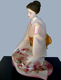 японская статуэтка из керамики Девушка в кимоно. Интернет-магазин Мега Джапан