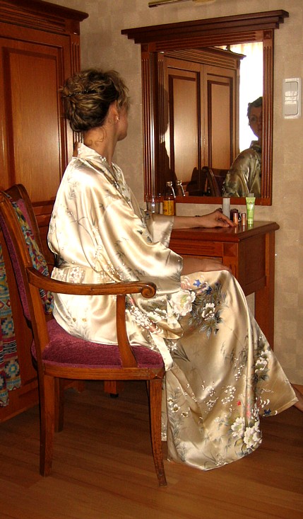 шелковое женское кимоно - эксклюзивная одежда для дома