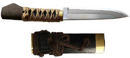 японский нож в ножнах